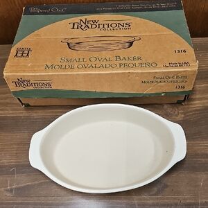 The Pampered Chef Oval Baker - White